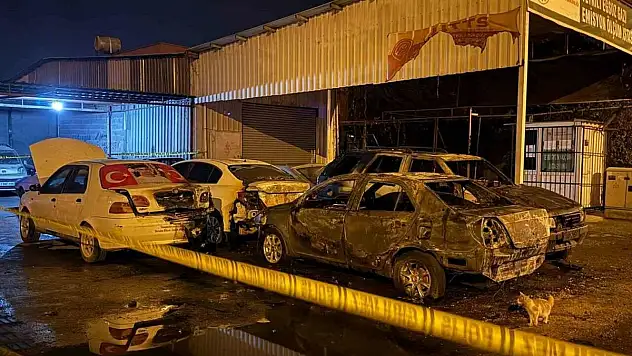 Sanayi sitesinde park halindeki 5 araç kundaklandı