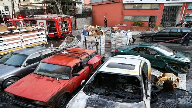 Sanayi sitesinde yangın: Çok sayıda araç yandı
