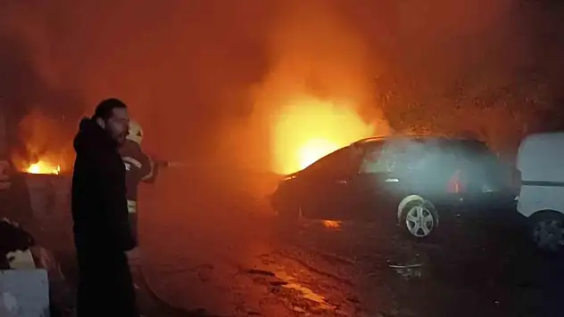 Sanayi sitesine yıldırım düştü: İki araç yandı