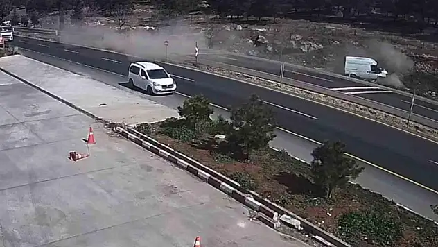 Şanlıurfa'da minibüs kayalıklara çarptı: 2 yaralı