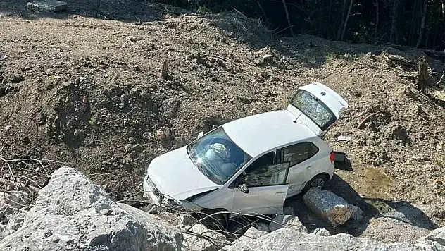 Şarampole uçan otomobilin sürücüsü yaralandı