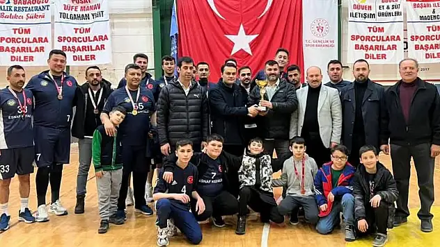 Sarayönü'nde Esnaf Kefalet Efeler şampiyonluğa ulaştı