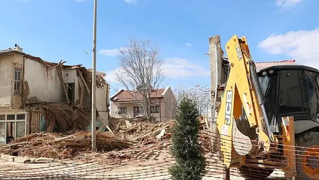 Sarayönü'nde metruk binalar yıkılıyor