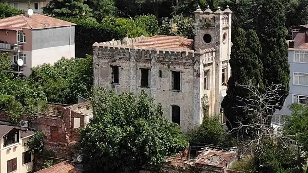 Sarıyer'deki tarihi Topçu Karakolu alev alev yandı