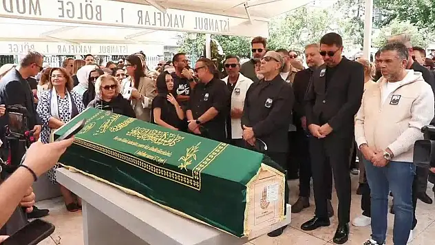 Şarkıcı ve yönetmen Metin Arolat'ın cenaze namazı kılındı