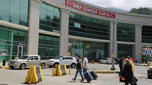 Sarp Sınır Kapısı'ndan Kurban Bayramı tatilinde 185 bini aşkın yolcu geçti
