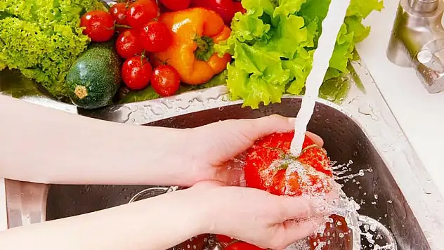 Sebze ve meyveleri yıkamadan yemeyin