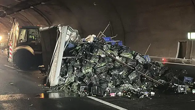 Sebze Yüklü Tır Devrildi! Trafik Kilitlendi