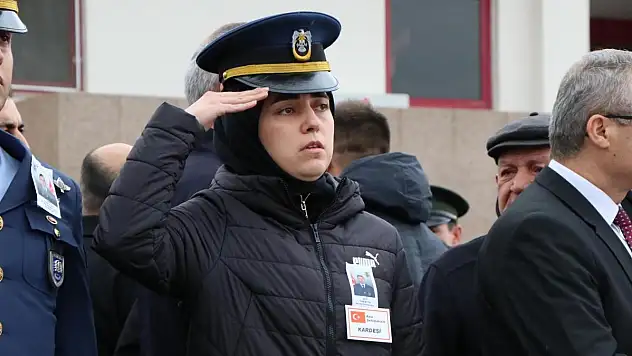 Şehit ağabeyinin cenazesini asker selamıyla karşıladı