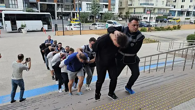Şehit ailesini dolandıran 11 şüpheli adliyede