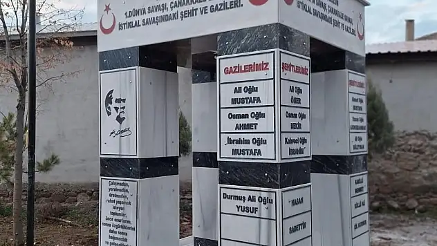 Şehit dedelerinin izini sürüp anıt yaptırdı