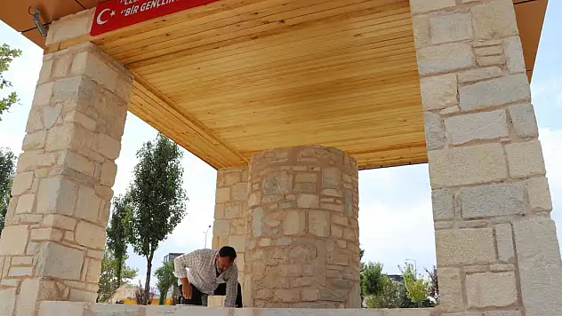 Şehit oğlunun adına yaptırdığı hayır çeşmesinin işçiliğini de yapıyor
