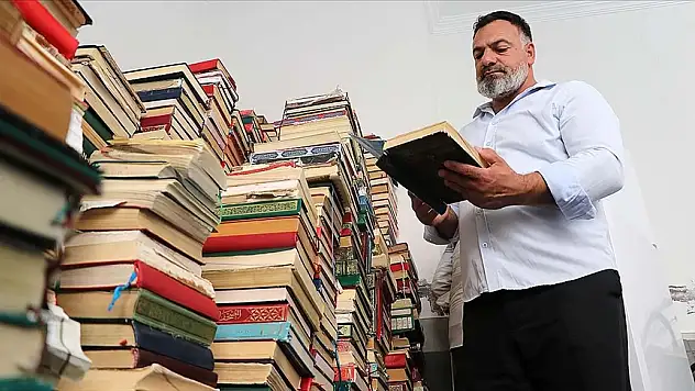 Şehit Oğlunun Hayrına Yıpranan Kur'an'ları Onarıyor