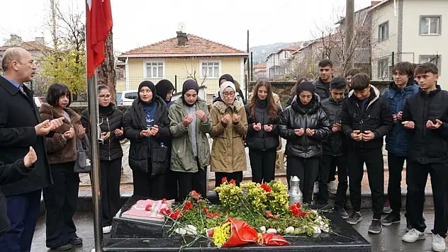 Şehit öğretmen Şenay Aybüke Yalçın kabri başında anıldı