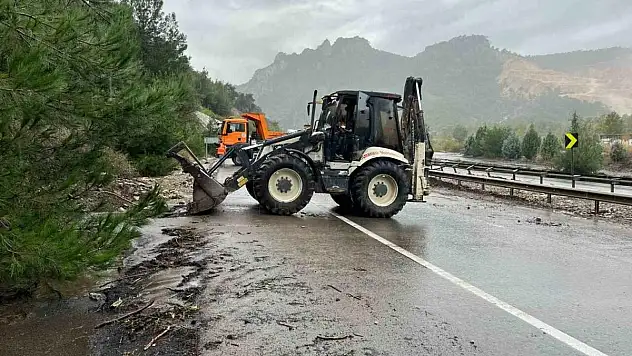 Sel meydana geldi! Karayolu taş ve toprak ile kaplandı
