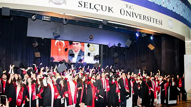 Selçuk Tıp'tan 185 genç doktor mezuniyet heyecanı yaşadı