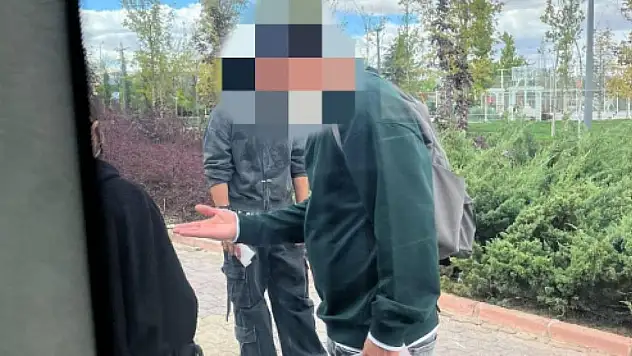 Selçuk Üniversitesi'nde Kitap Ayracı Bahanesiyle Kız Öğrencilere Taciz!