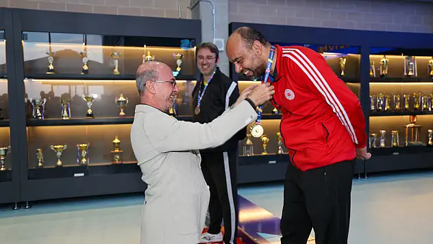 Selçuklu'da Masa Tenisi heyecanı: Şampiyonlar ödüllerini aldı!