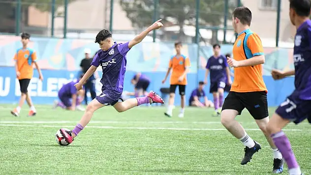 Selçuklu'da ortaokullar arası futbol turnuvası başladı