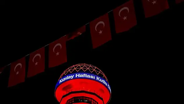 Sembol yapılar Kızılay kırmızısına boyandı