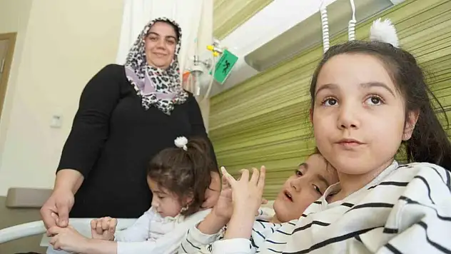 'Serebral palsi' hastası üçüzler annelerinin şefkatiyle iyileşiyor