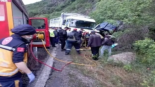 Şerit ihlali yapan kamyon 2 aracı biçti, anne ve oğlu can verdi