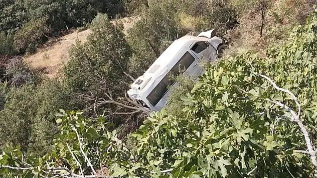 Servis minibüsü, uçuruma yuvarlandı: Öğrenciler yaralandı!