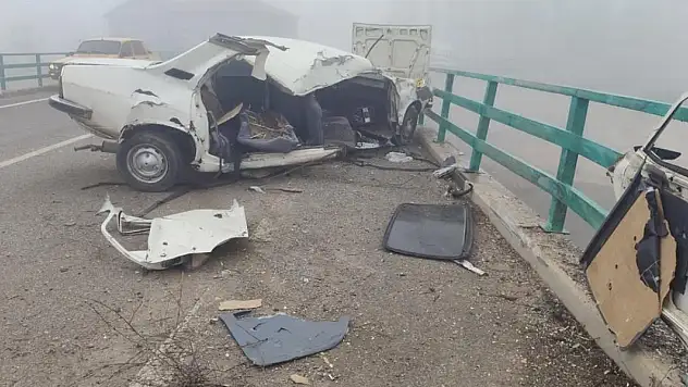 Seydişehir'de bariyerlere çarpan otomobildeki 2 kişi yaralandı