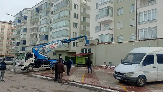 Seydişehir'de binanın yıkılan duvarı altında kalan araçlar zarar gördü