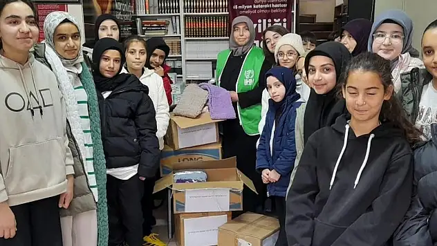 Seydişehir'de öğrenciler ihtiyaç sahipleri için atkı ördü
