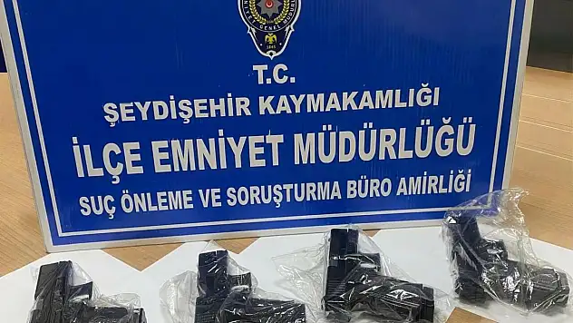 Seydişehir'de polis şüpheli araçtan 4 ruhsatsız tabanca ele geçirdi