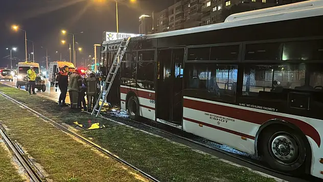 Seyir halindeki belediye otobüsü yandı