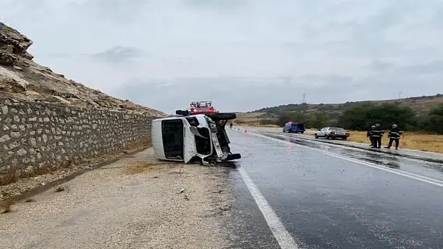 Seyir halindeki kamyonet devrildi!