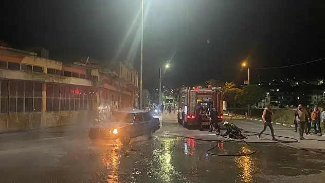 Seyir halindeki otomobil alev aldı