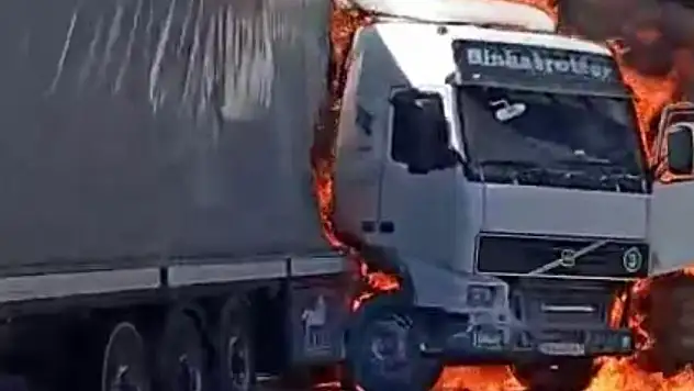 Seyir halindeki tır alev aldı