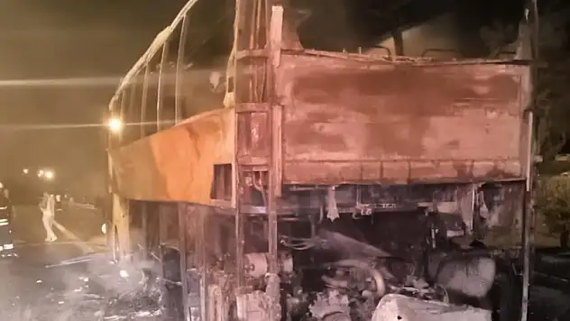 Seyir halindeki yolcu otobüsü yandı