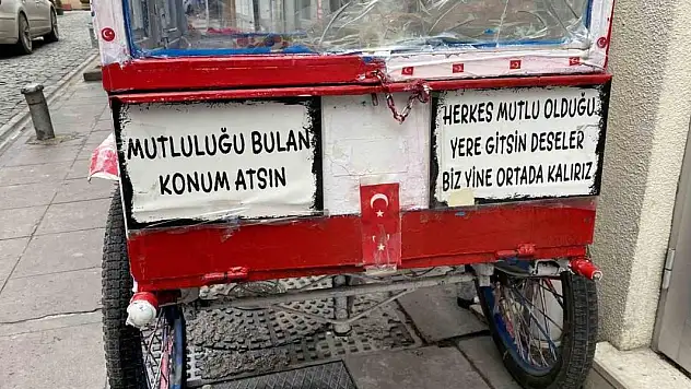Seyyar aracın üzerine yazılan ilginç yazılar dikkat çekti
