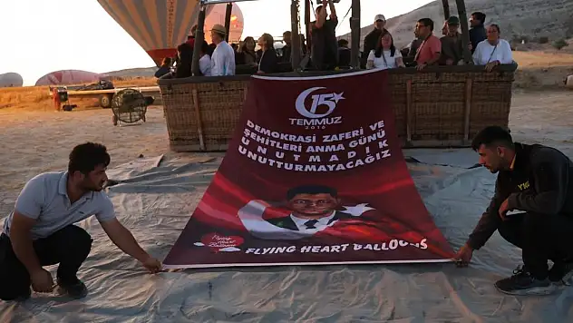 Sıcak hava balonları, Türk bayrağı ve şehit Ömer Halisdemir posteri ile havalandı