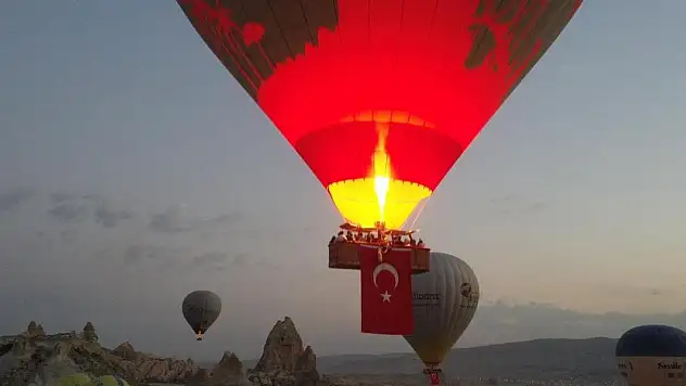 Sıcak hava balonları Türk bayraklarıyla uçtu