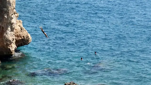 Sıcak havada deniz keyfi, falezlerde tehlikeli atlayış