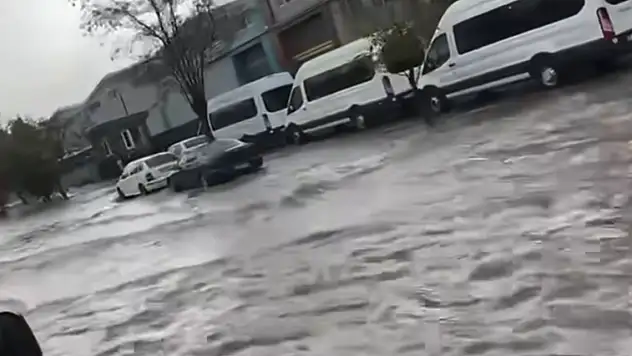 Şiddetli sağanak hayatı olumsuz etkiledi