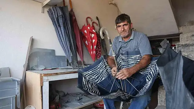 Şiddetli yağışlar şemsiye tamircisinde yoğunluğu artırdı