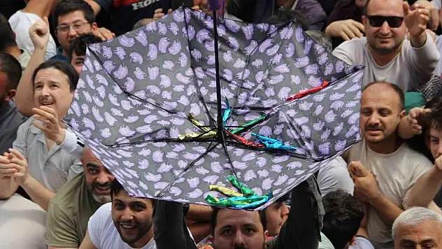 Şifalı macundan kapabilmek için on binler bir araya geldi