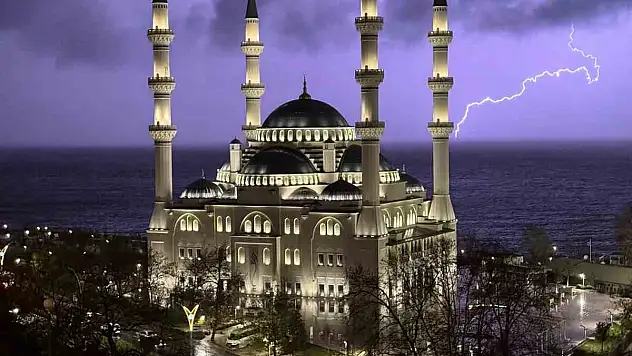 Şimşekler geceyi aydınlattı