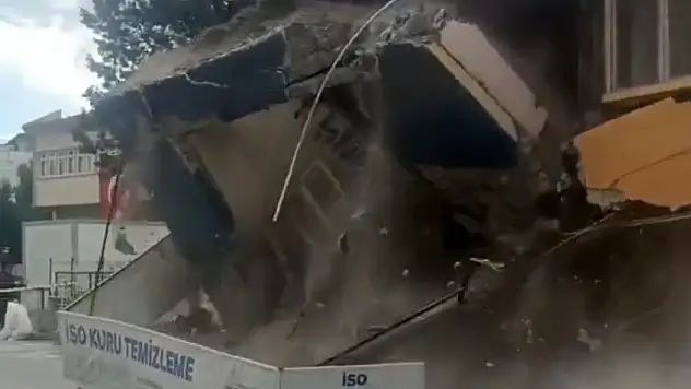 Sındırgı'da depremde hasar gören bina kendiliğinden yıkıldı