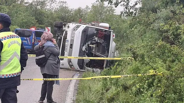 Sinop'ta öğrencileri taşıyan otobüs ile otomobil çarpıştı: 18 kişi yaralandı
