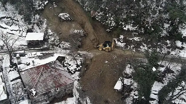 Sinop'ta toprak kayması: Kapanan yol ulaşıma açıldı