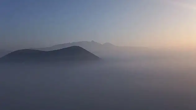 Sis altındaki Meke Gölü'nde gündoğumu