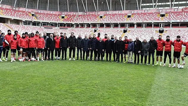 Sivas protokolünden Konyaspor maçı öncesi takıma ziyaret