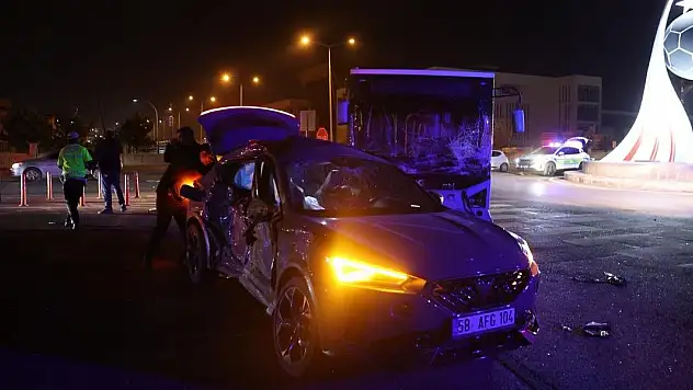 Sivas'ta halk otobüsü otomobille çarpıştı: 9 yaralı